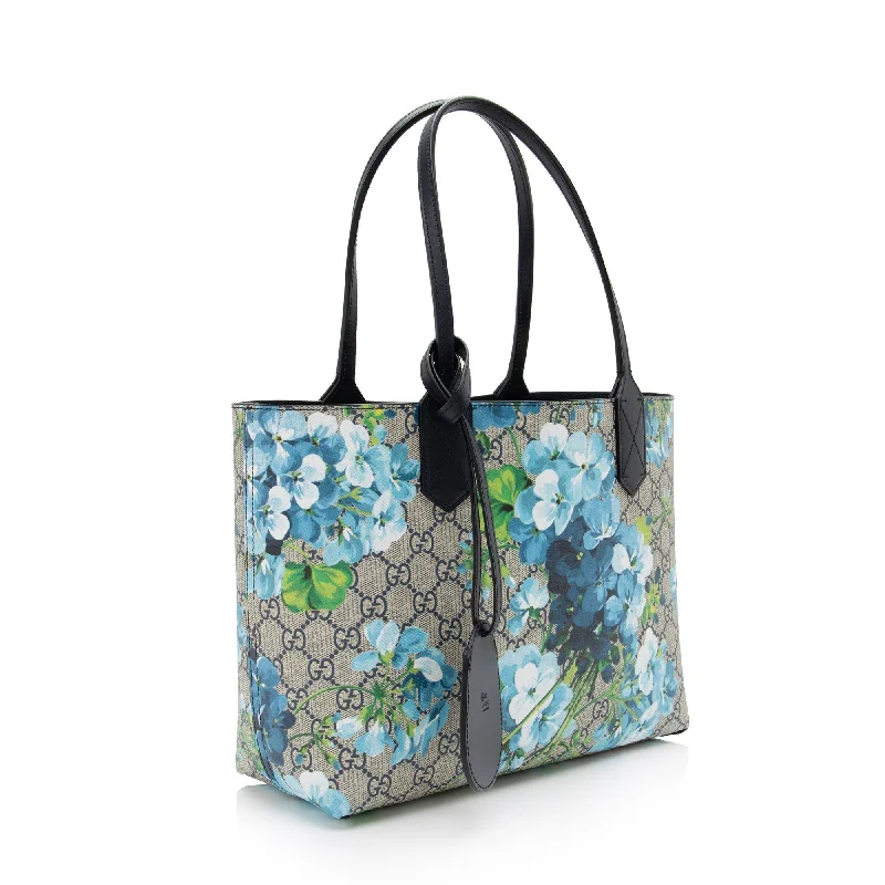 Women Gucci tote bags in GG Supreme canvas for a branded feelGucci GG Supreme Blooms Reversible Small Tote (SHF-APA1Dv)