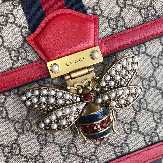 Women Gucci bags with a snap - button closure and a decorative charmGUCCI GG Supreme Monogram Queen Margaret Top Handle Bag