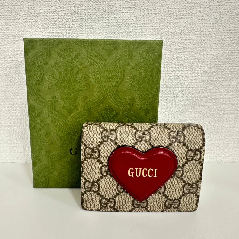 Gucci Marmont bags for women with a contrast - colored interiorGucci GG Supreme Heart Wallet