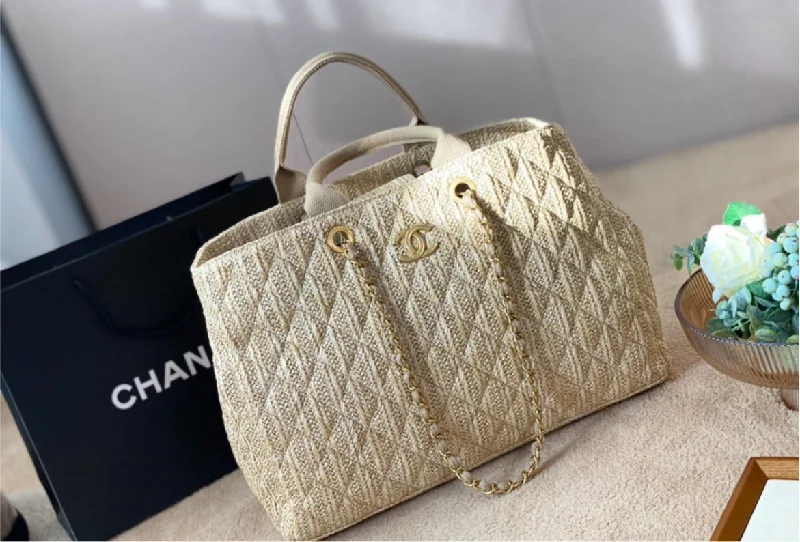 Chanel New Arrival Handbag with Gold HardwareNew Chanel woman shoulder handbag