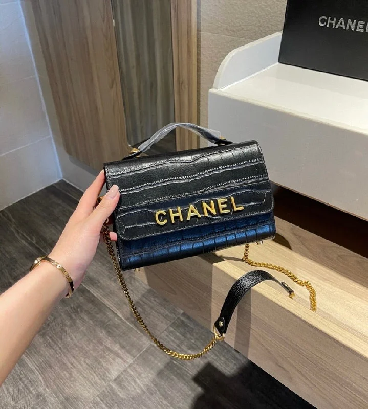 Chanel Chain Strap Handbag for Everyday UseTrendy Chanel clutch/crossbody